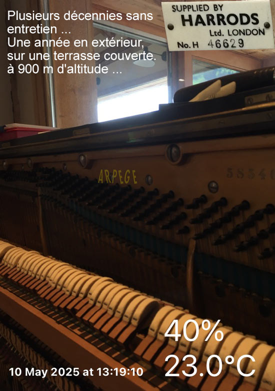 Piano droit Bechstein modèle V, cordes parallèles, mécanique à lames, chevalets à prolonges. Fabriqué en 1901 à Berlin, Allemagne, vendu à Londres, Angleterre, chez Harrods, désormais dans les Alpes françaises. Suite à sa "sortie du placard où selon son propriétaire, il "hiberna" durant 2 à 3 décennies, suite à une année en extérieur, à la belle étoile, à 900 m d'altitude, sur une terrasse couverte, il faut maintenant lui redonner vie.