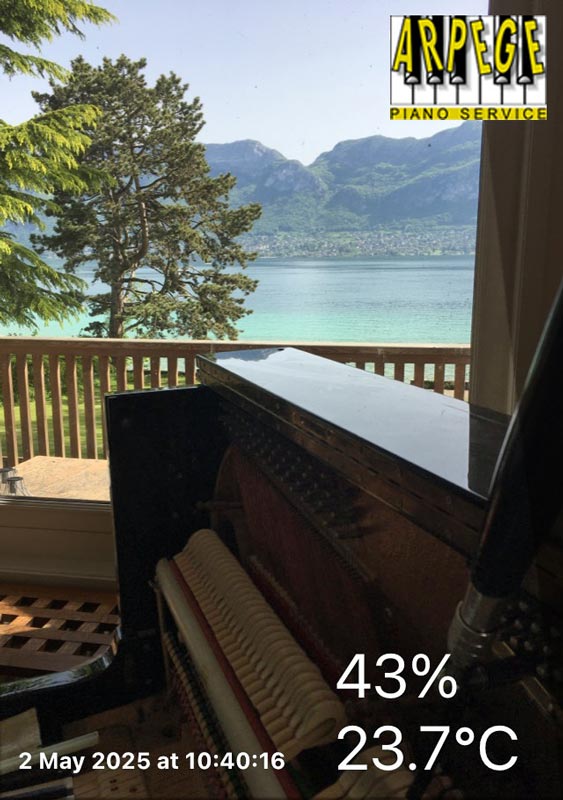 Piano droit Grotrian-steinweg, (fait à Braunschweig), avec une vue de la rive Est du lac d'Annecy, préparation pour concert du soir.