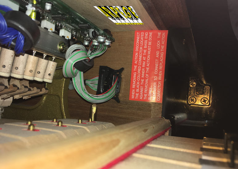 Important : Déconnecter les "linguini" de leur prise, avant de sortir le bloc clavier-mécanique du piano. Manoeuvrer en douceur. Reconnecter les "linguini" et les verrouiller à la prise après la remise en place de la mécanique dans le piano.
