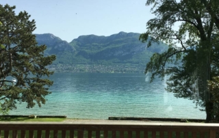 Vue de la rive est du lac d'Annecy, depuis la rive ouest.