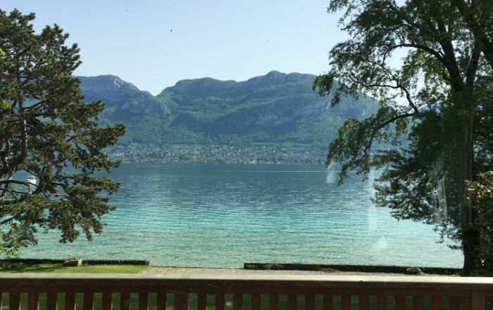 Vue de la rive est du lac d'Annecy, depuis la rive ouest.