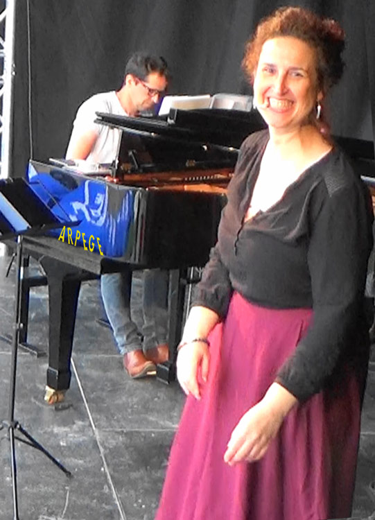 Une véritable ode à l’opéra, revisité avec une touche de swing et d’humour, du jazz, de la variété et bien plus encore ! Dans une ambiance chaleureuse et festive, ces deux artistes exceptionnels unissent leurs talents pour offrir une expérience inoubliable. Les plus grands airs d’opéra prennent vie sous un nouveau jour, mêlant des mélodies classiques à des rythmes entraînants, captivant ainsi un public de tous les âges. L’interaction avec le public est au cœur du concert-spectacle, transformant chaque performance en un moment unique. Chantal Santon, avec son charisme naturel, n’hésite pas à engager la salle, provoquant rires et complicité. Pierre-Yves Plat, quant à lui, jongle avec les notes avec une virtuosité qui peut laisser sans voix. Ensemble, ils créent une alchimie magique, dans laquelle chaque chanson devient une aventure, chargée d’émotion et de joie. Ce concert est bien plus qu'une simple performance : c'est une rencontre, un partage d'amour pour la musique, un voyage à travers les émotions.