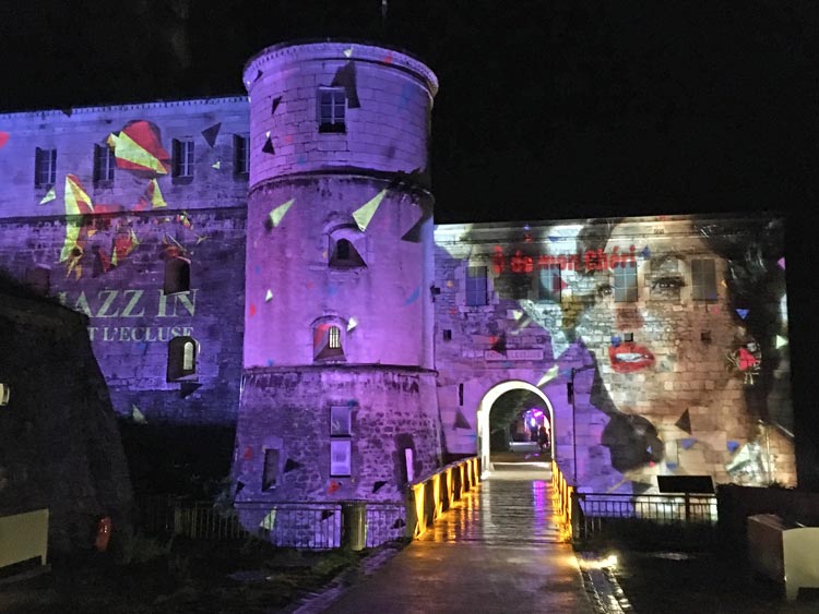 Concert de Ô de mon Cheri, projection sur les murs du Fort l'Ecluse à Léaz le 26 juillet 2025