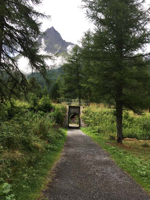 Vallorcine, tunnel sous voie ferrée allant de Chamonix, France, à Martigny Suiise.