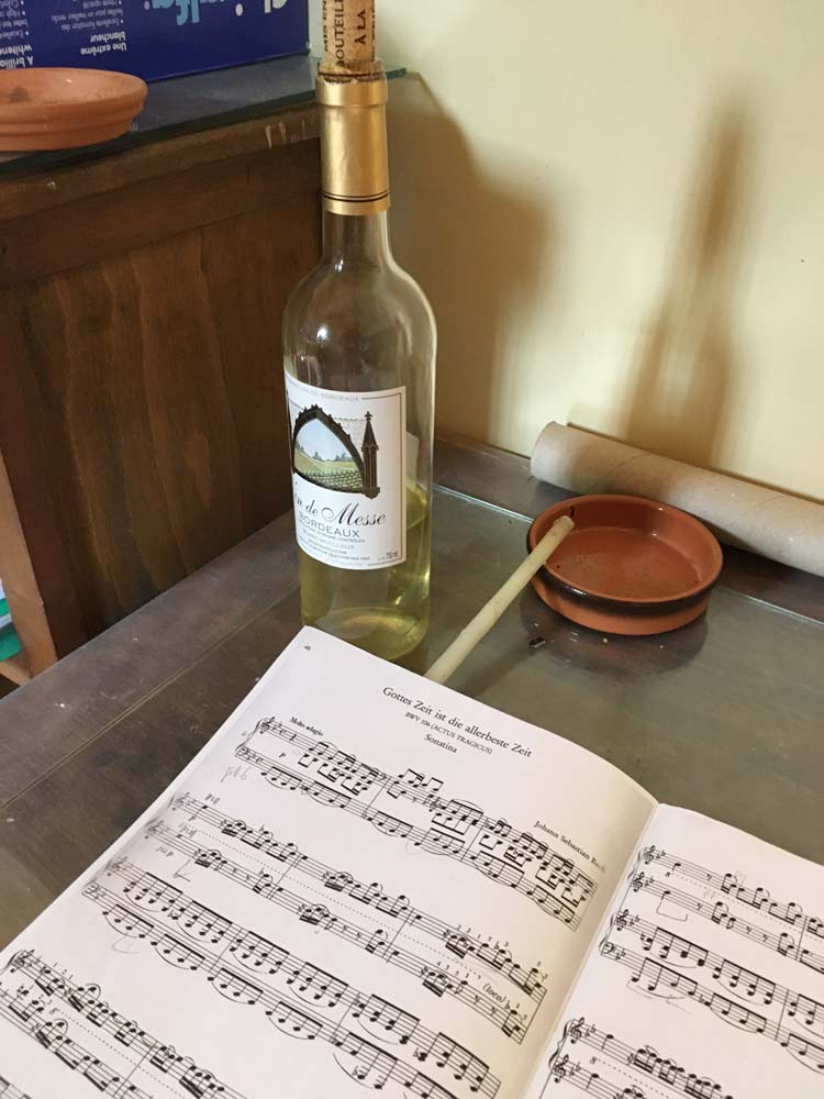 Partion du "Bis" pour 4 mains, mystérieusement, cachée dans la sacristie/ Peut-être l'effet des effluves du vin de Messe?