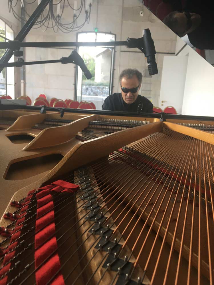 Moncef Genoud, mise en doigts avant récital de piano, Orangerie du Château de Voltaire à Ferney, le 11 septembre 2025