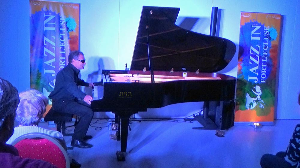 Moncef Genoud, du toucher, du doigté, une grande sensibilité. prise de marques, comment se situer dans l'espace lorsque la vision est absente