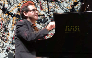 Nicola Serravalle interprétant une oeuvre Camille Pépin "n°1" inspirée de la technique picturale gestuelle de Jackson Pollock, le édripping" ou "dégoulinade"