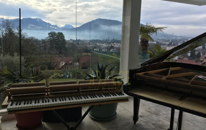 De la fumée sur le lac - Annecy : suite à incendie un nettoyage en profondeur du piano s'impose