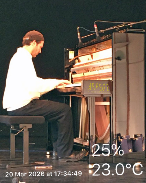 Thomas Valverde, miqe du piano dans les doigts au Centre des Congrès d'Annecy, Impérial Palace, le 20 mars 2026, dans le cadre de sa tournée européenne "Polka Tour". Une fois encore le taux d'hygromètrie est inférieur de 2 fois à la norme de 50%
