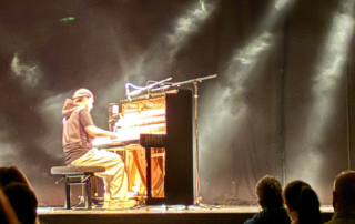 Thomas Valverde, en concert au Centre des Congrès d'Annecy, Impérial Palace, le 20 mars 2026, dans le cadre de sa tournée européenne "Polka Tour", du fortissimo au pianissimo, puissant et intime, usage de la pédale de sourdine du piano, pour évasion céleste.
