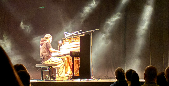 Thomas Valverde, en concert au Centre des Congrès d'Annecy, Impérial Palace, le 20 mars 2026, dans le cadre de sa tournée européenne "Polka Tour", du fortissimo au pianissimo, puissant et intime, usage de la pédale de sourdine du piano, pour évasion céleste.
