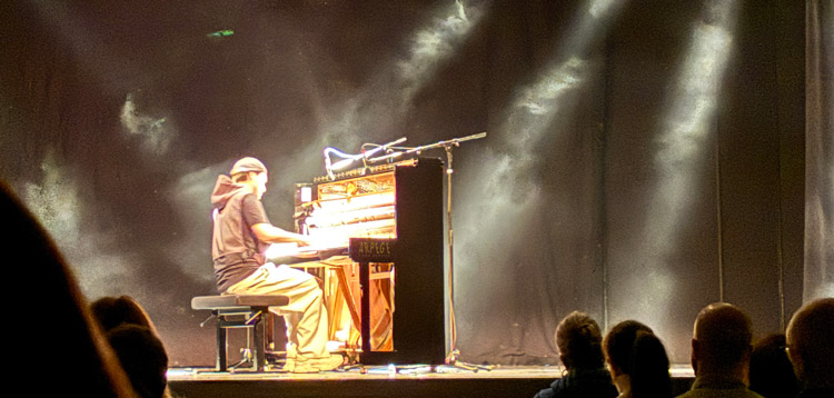 Thomas Valverde, en concert au Centre des Congrès d'Annecy, Impérial Palace, le 20 mars 2026, dans le cadre de sa tournée européenne "Polka Tour", du fortissimo au pianissimo, puissant et intime, usage de la pédale de sourdine du piano, pour évasion céleste.