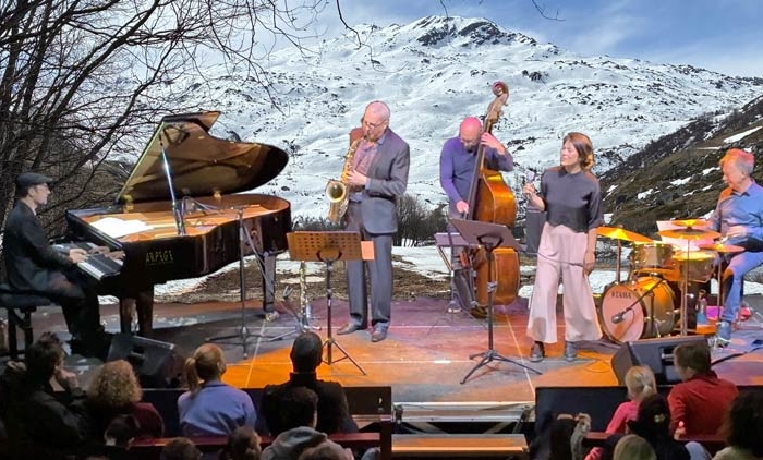 DOWNTOWN STOMPERS Anaïs Nguyen Thé, vocal Fabrice Mille, piano Tarik Hassan, double basse Linel Grivet, drums Jérôme Nicolas, Sax, clarinette Val Thorens le 21 avril 2026