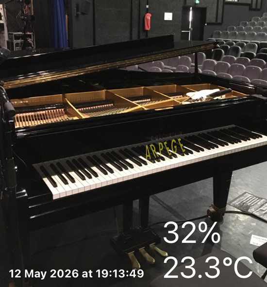 Final touch up before concert, Pierre Lapointe, accompagné du Duo Fortin-Poirier au piano 4 mains