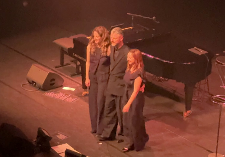 Ultime salut à la France de la tournée "10 chansons démodées" de Pierre Lapointe accompagné de Marie Christine Poirier et Amélie Fortin
