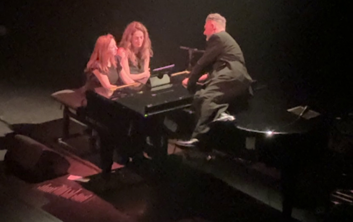 Pierre Lapointe et Duo Fortin-Poirier : Ne jamais mettre de charge sur le couvercle d'un piano. La mise en scène précautioneuse est requise!