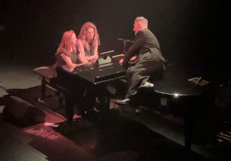 Pierre Lapointe et Duo Fortin-Poirier : Ne jamais mettre de charge sur le couvercle d'un piano. La mise en scène précautioneuse est requise!
