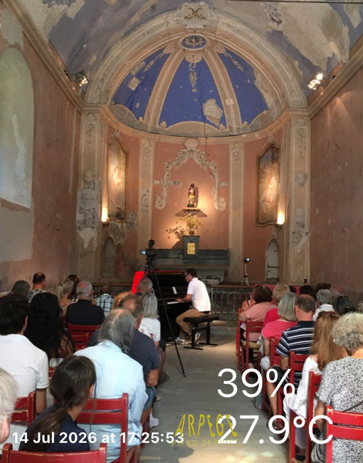 Xavier Colin, interprétant ses propres composition au piano, embarque l'audience pour un plaisant voyage, ce 14 juillet 2026, lors du Festival de Musique de la Correrie