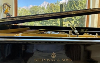 Piano Steinway avec vue sur la chaine du Mont-Blanc depuis Les Houches, Haute-Savoie