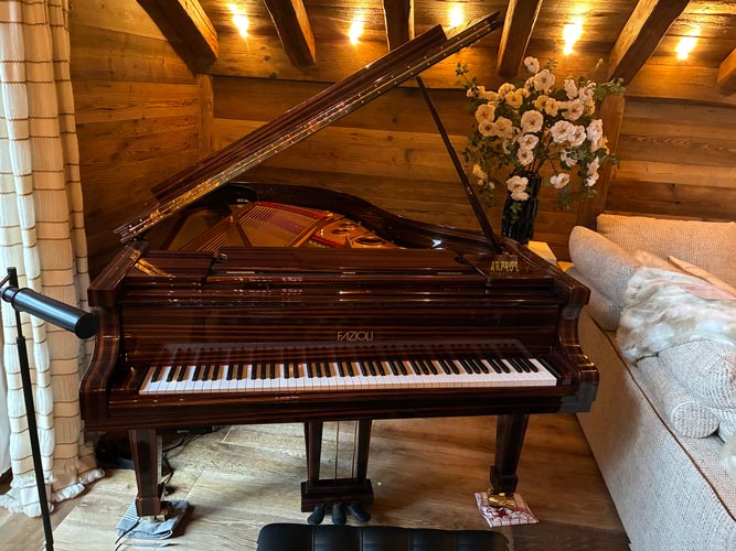 Piano à queue Fazioli F-198 à Méribel, Tarentaise, 1ere entretien suite à sa mise en place
